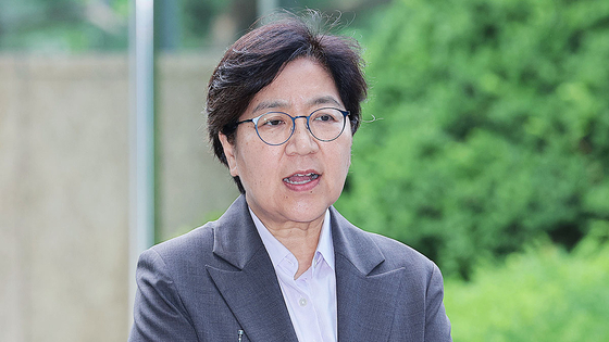  정은경 보건복지부 장관 후보자가 지난달 30일 서울 중구 남대문로에 마련된 인사청문회 준비 사무실로 출근하며 취재진 질문에 답하고 있다. 연합뉴스