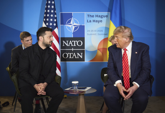 지난 6월25일(현지시간) 네덜란드 헤이그에서 열린 2025 NATO 정상회담에서 볼로디미르 젤렌스키 우크라이나 대통령(왼쪽)과 도널드 트럼프 미국 대통령이 대화를 나누고 있다. EPA=연합뉴스