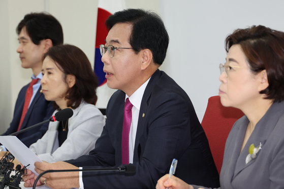 송언석 국민의힘 비대위원장 겸 원내대표가 16일 서울 여의도 국회에서 기자간담회를 열어 강선우 여성가족부 장관 후보자의 사퇴를 요구하는 등 인사청문회 관련 입장을 밝히고 있다. 연합뉴스