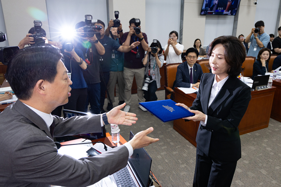 이진숙 사회부총리 겸 교육부 장관 후보자가 16일 오전 서울 여의도 국회 교육위원회에서 열린 인사청문회에 출석해 선서를 마친 후 선서문을 김영호 위원장에게 전달하고 있다. 뉴스1