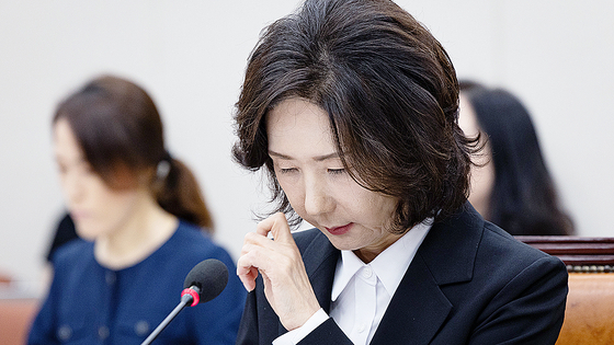  이진숙 사회부총리 겸 교육부 장관 후보자가 16일 오전 서울 여의도 국회 교육위원회에서 열린 인사청문회에 출석해 얼굴을 매만지고 있다. 뉴스1