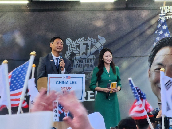 부정선거 음모론으로 논란을 빚어온 모스 탄(한국명 단현명) 미국 리버티대 교수가 지난 15일 서울대 정문 앞에서 간담회를 열고 윤석열 전 대통령의 비상계엄 선포를 옹호하고 있다. 연합뉴스