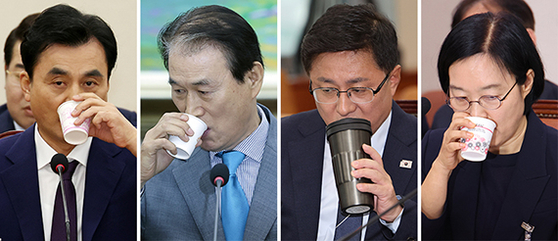 안규백 국방부, 권오을 국가보훈부, 김성환 환경부, 한성숙 중소벤처기업부 장관 후보자(왼쪽부터)가 15일 서울 여의도 국회에서 열린 소관 상임위 인사청문회에서 각 부처 주요 현안에 대한 의원 질의를 들으며 물을 마시고 있다. 임현동 기자, [뉴시스]