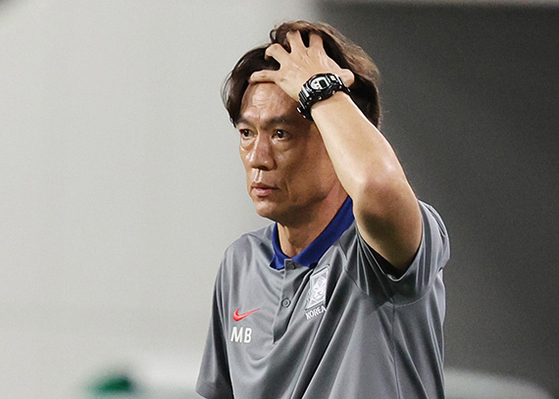 한일전 도중 경기가 잘 풀리지 않자 머리를 감싸 쥐는 홍명보 축구대표팀 감독. [뉴시스]