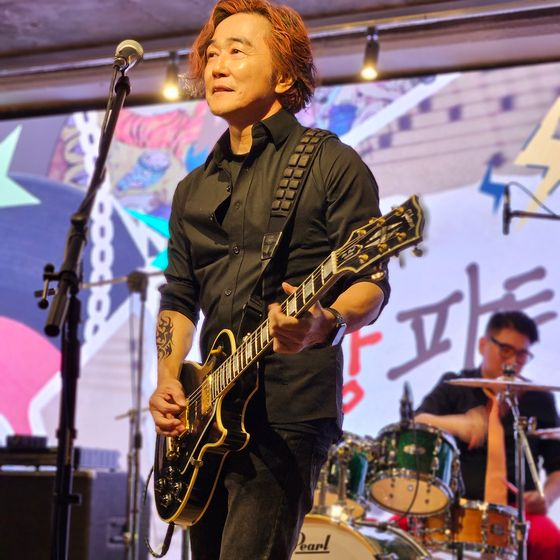 2024년 7월 자신의 환갑 모임 '환장 파티'에서 기타를 연주하는 윤종수 변호사. 변호사 밴드 '크레이지 코드'와 함께 무대에 올랐다. 김한별 기자