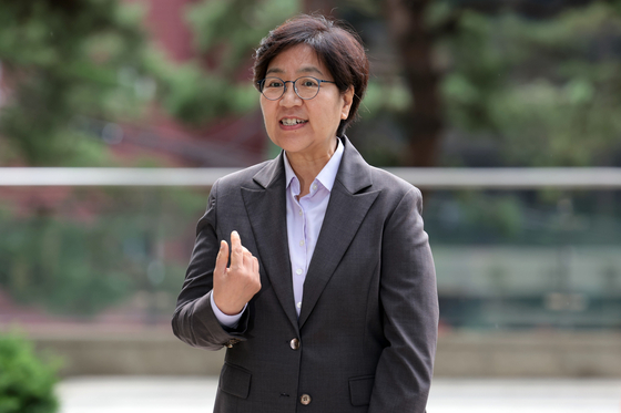 정은경 보건복지부 장관 후보자가 지난달 30일 서울 중구 남대문로에 마련된 인사청문회 준비 사무실로 출근하며 취재진의 질문에 답하기 위해 마이크를 요청하고 있다. 연합뉴스
