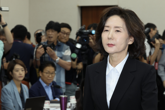 이진숙 사회부총리 겸 교육부 장관 후보자가 16일 서울 여의도 국회 교육위원회에서 열린 인사청문회에 참석해 위원장에게 선서문을 전달하고 이동하고 있다. 전민규 기자 