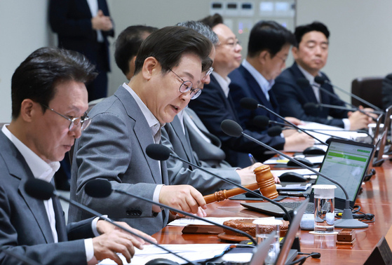 이재명 대통령이 15일 오전 서울 용산 대통령실 청사에서 열린 국무회의에서 의사봉을 두드리며 개회 선언을 하고 있다. [뉴시스]
