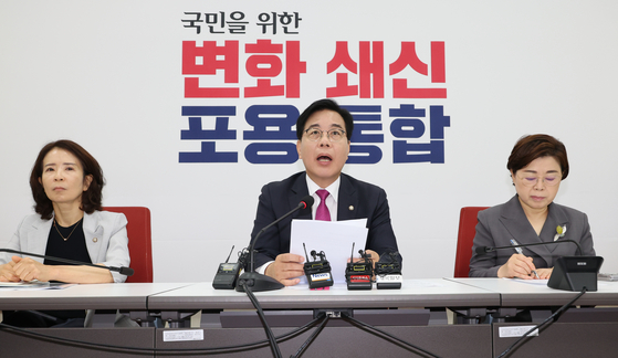 송언석 국민의힘 비대위원장 겸 원내대표가 16일 서울 여의도 국회에서 기자간담회를 열어 강선우 여성가족부 장관 후보자의 사퇴를 요구하는 등 인사청문회 관련 입장을 밝히고 있다. 연합뉴스