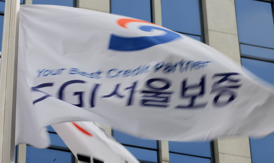 16일 서울 종로구 SGI서울보증 본사 앞에 사기가 바람에 날리고 있다. 랜섬웨어 공격을 받은 SGI서울보증의 시스템 복구가 길어질 것으로 전망된다. SGI서울보증은 백업 데이터를 이용해 최근 거래를 복구하는 한편 소비자 피해를 줄이기 위해 '선 실행 후 보증'이 가능한 상품은 관계기관과 협의해 보증을 유예하고, 이행보증보험 등 일부 상품은 지점에서 수기로 발급 중이다. 연합뉴스