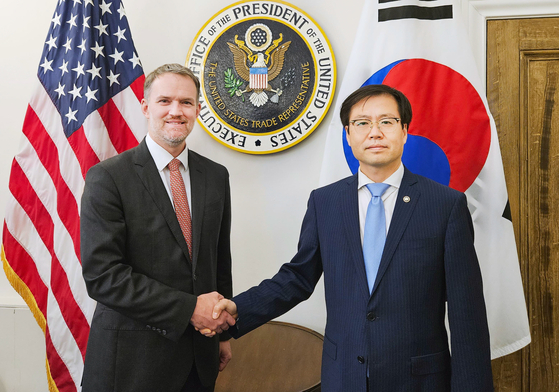 여한구 산업통상자원부 통상교섭본부장(오른쪽)이 지난 5일(현지시간) 미국 워싱턴 DC 미국무역대표부(USTR)에서 제이미슨 그리어 USTR 대표를 만나 악수하고 있다. 사진 산업통상자원부 