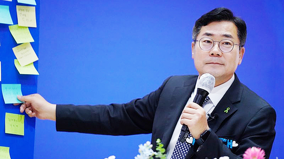 박찬대 더불어민주당 대표 후보가 지난 14일 충북 청주에서 토크콘서트를 열어 당원과 시민들을 만났다. 