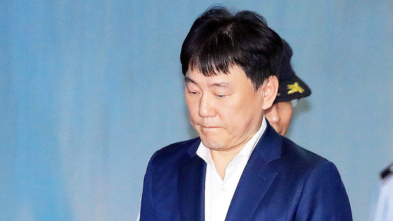  자신의 딸이 키움 구단에서 두 차례 특채 인턴으로 근무한 사실이 공개돼 논란에 휩싸인 이장석 전 히어로즈 대표이사. 연합뉴스