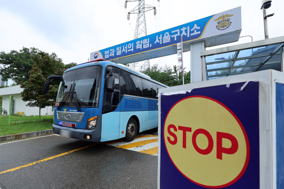 12·3 비상계엄' 사태와 관련해 윤석열 전 대통령이 내란특검팀(특별검사 조은석) 소환 조사를 거부한 15일 경기 의왕 서울구치소 앞에서 호송차가 이동하고 있다. 뉴스1