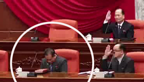 박정천 전 노동당 중앙군사위원회 부위원장이 2022년 1월 초 북한 노동당 전원회의에서 본인 해임을 결의하는 순간 고개를 숙인 모습. 조선중앙TV 캡처, 연합뉴스