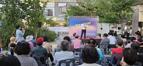 최민호 세종시장이 지난 11일 세종시 나성동에서 열린 '해수부 이전 반대 시민문화제'에서 발언하고 있다. 김방현 기자