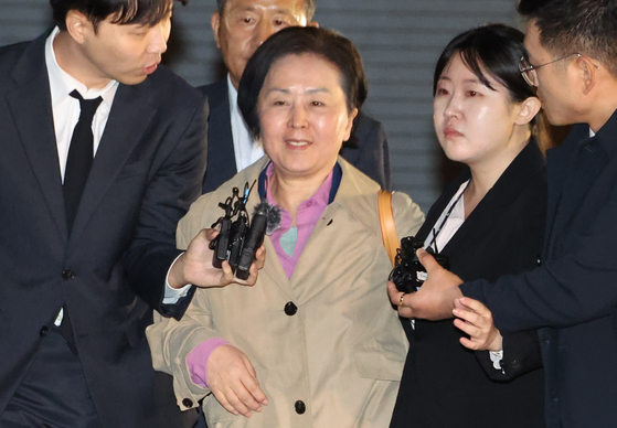김영선 전 국민의힘 의원이 작년 11월 14일 윤석열 전 대통령 부부의 공천 개입 의혹 사건 관련해 영정실질심사를 받고 창원구치소로 이동하고 있다. 송봉근 기자
