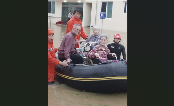 17일 오후 경남 밀양시 무안면 한 요양원에서 입소자와 직원 56명이 소방당국의 구조보트를 타고 구조되고 있다. 사진 경남소방본부