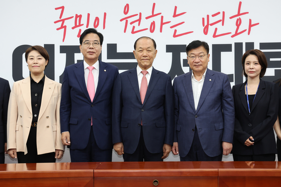 송언석 국민의힘 비상대책위원장 겸 원내대표가 지난 14일 서울 여의도 국회에서 열린 당 대표 및 최고위원 선출 선거관리위원회 위촉장 수여식에서 황우여 선관위원장(가운데) 등 선관위원들과 기념촬영을 하고 있다. 뉴스1