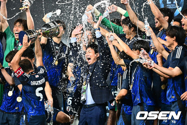 [OSEN=용인, 지형준 기자] 대굴욕이다. 한국축구가 일본에 사상 첫 3연패를 당했다.홍명보 감독이 이끄는 남자축구대표팀은 15일 오후 7시 24분 용인 미르스타디움에서 개최되는 2025 동아시아축구연맹(EAFF) E-1 챔피언십(동아시안컵) 3차전에서 숙적 일본에게 0-1로 패해 우승컵 탈환에 실패했다.대회 3승의 일본이 통산 세 번째 우승을 달성했다. 일본은 안방의 한국을 누르고 대회 2연패까지 가져갔다. 한국은 여전히 5회 우승으로 최다우승이지만 2개 대회 연속 일본에 밀렸다.경기를 마치고 일본 모리야스 하지메 감독이 선수들과 우승을 기뻐하고 있다. 2025.07.15 / jpnews@osen.co.kr