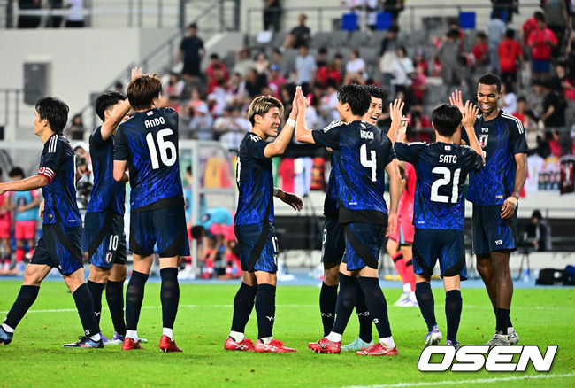 [OSEN=용인, 지형준 기자] 대굴욕이다. 한국축구가 일본에 사상 첫 3연패를 당했다.홍명보 감독이 이끄는 남자축구대표팀은 15일 오후 7시 24분 용인 미르스타디움에서 개최되는 2025 동아시아축구연맹(EAFF) E-1 챔피언십(동아시안컵) 3차전에서 숙적 일본에게 0-1로 패해 우승컵 탈환에 실패했다.대회 3승의 일본이 통산 세 번째 우승을 달성했다. 일본은 안방의 한국을 누르고 대회 2연패까지 가져갔다. 한국은 여전히 5회 우승으로 최다우승이지만 2개 대회 연속 일본에 밀렸다.일본 선수들이 우승을 기뻐하고 있다. 2025.07.15 / jpnews@osen.co.kr