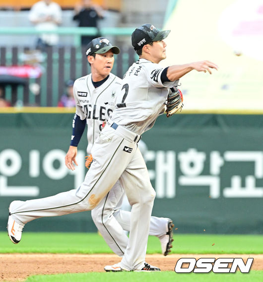 [OSEN=인천, 김성락 기자]7회말 1사 1루 SSG 정준재의 병살타 때 유격수 심우준이 1루주자 박성한을 포스아웃 시킨 뒤 1루로 송구하고 있다. 2025.06.28 / ksl0919@osen.co.kr