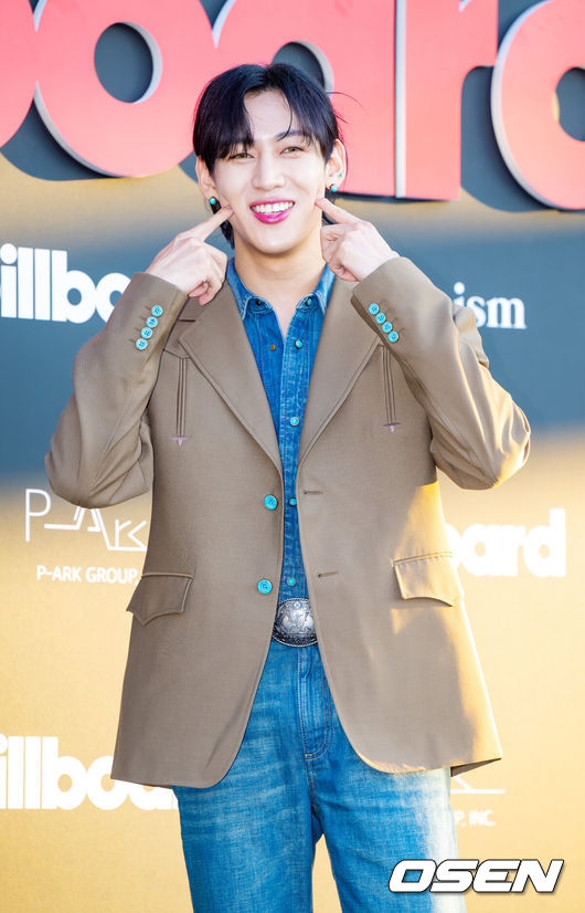 [OSEN=민경훈 기자] 27일 오후 서울 중구 서울 신라호텔 영빈관에서 'Billboard K POWER 100' 이벤트 포토월 행사가 진행됐다.이 행사는 빌보드 코리아의 공식 론칭을 기념하는 자리로, 한국 대중음악의 근 100년 역사를 기념하며 K-팝을 중심으로 한 한국 음악이 세계 음악 산업에 끼친 영향력을 조명하기 위해 마련됐다.가수 뱀뱀이 포토타임을 갖고 있다. 2024.08.27 / rumi@osen.co.kr