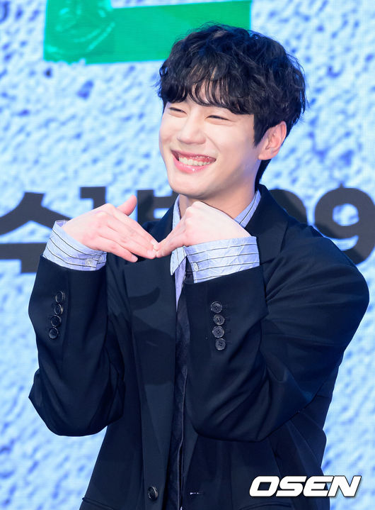 [OSEN=이대선 기자] 29일 오후 서울 구로구 더세인트에서 KBS 2TV 새 수목드라마 ‘24시 헬스클럽’ 제작발표회가 열렸다.‘24시 헬스클럽’은 근성이 넘치는 헬치광이 관장 도현중이 근심이 과다한 헬린이 회원들의 인생을 파격 교정하며 펼쳐지는 두근두근 근(筋)성장 코맨스(코믹 로맨스)다.배우 이준영이 포토타임을 가지고 있다. 2025.04.29 /sunday@osen.co.kr