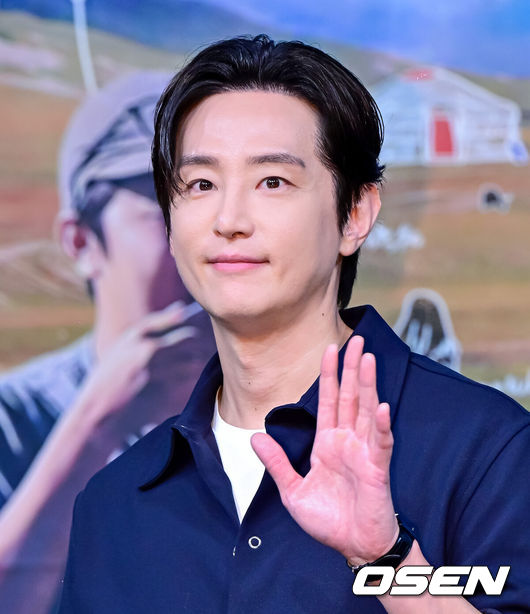 [OSEN=지형준 기자] 15일 오후 서울 상암동 MBC에서 MBC 새예능'지구를닦는남자들'(약칭'지닦남') 제작발표회가 열렸다.이날 첫 방송되는 '지구를닦는남자들'은없으면없는대로떠나는여행을통해환경을돌아보는신개념ESG향여행프로그램이다. 소비를줄이는것이쓰레기를줄이는것이라외치는'쓰레기아저씨'김석훈의세계관에서기획된프로그램으로,맏형김석훈과함께'세상깔끔남'권율,'중고마니아'임우일,'황금막내'신재하,'오지전문유튜버'노마드션이합류했다.배우 권율이 포즈를 취하고 있다. 2024.10.15 / jpnews@osen.co.kr