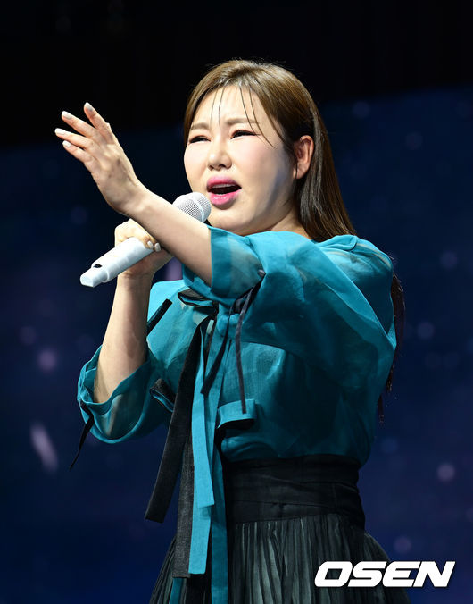 [OSEN=김성락 기자] 11일 오후 서울 스카이아트홀 가수 송가인의 정규 4집 앨범 발매 기념 쇼케이스 행사가 열렸다. 이번 4집 앨범은 기존 정통 트로트 뿐 아니라 발��, 모던 가요 등 장르의 곡들로 가득 채웠다. 더블 타이틀곡 '아사달'과 '눈물이 난다'를 비롯해 직접 작사에 참여한 '평생' 등 총 9곡을 담았다.가수 송가인이 멋진 공연을 펼치고 있다.  2025.02.11 / ksl0919@osen.co.kr  