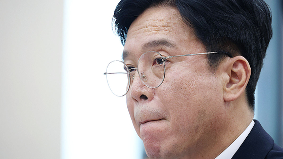 김영훈 고용노동부 장관 후보자가 16일 오전 서울 여의도 국회 환경노동위원회 전체회의장에서 열린 인사청문회에서 의원 질의를 듣고 있다. 뉴스1