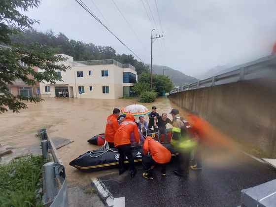 17일 오후 경남 밀양시 무안면 한 요양원에서 입소자와 직원 56명이 소방당국의 구조보트를 타고 구조되고 있다. 사진 경남소방본부