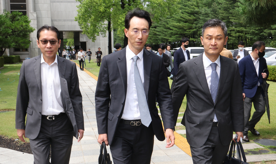 이재용 삼성전자 회장의 변호인단이 이재용 삼성전자 회장의 삼성물산, 제일모직 부당 합병 의혹 사건에서 무죄를 확정받은 17일 서울 대법원을 벗어나고 있다. 우상조 기자