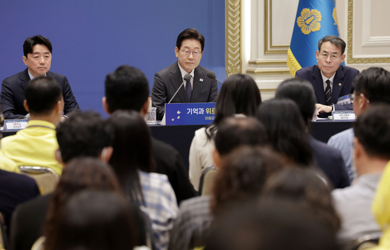 이재명 대통령이 16일 청와대 영빈관에서 ‘기억과 위로, 치유의 대화’ 사회적 참사 유가족과의 간담회를 하고 있다. 왼쪽부터 강훈식 대통령비서실장, 이 대통령, 강희업 국토교통부 2차관. 대통령실통신사진기자단