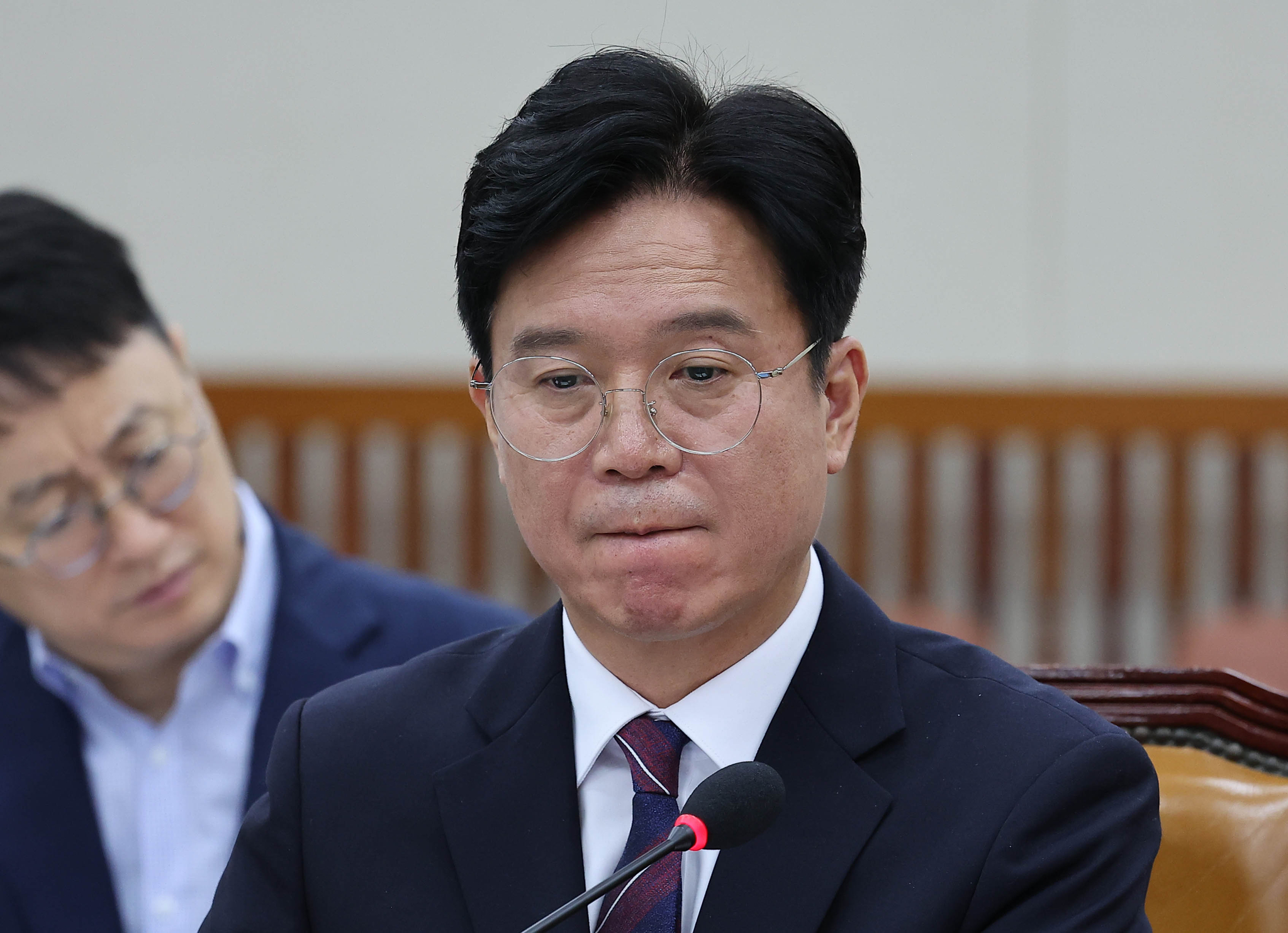 김영훈 고용노동부 장관 후보자가 16일 국회 환경노동위원회 전체회의에서 열린 인사청문회에서 의원들 질의를 듣고 있다. 임현동 기자
