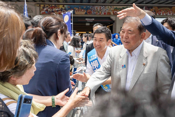 이시바 시게루 일본 총리가 지난 16일 일본 오사카에서 지지자들과 악수를 나누고 있다. 출처 이시바 시게루 X
