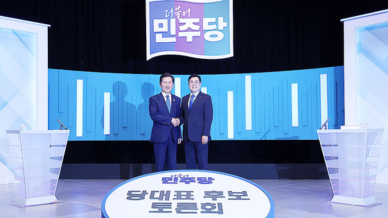  정청래·박찬대 더불어민주당 당대표 후보가 16일 서울 양천구 목동 SBS에서 열린 TV토론회에 앞서 기념촬영을 하고 있다. 국회사진기자단