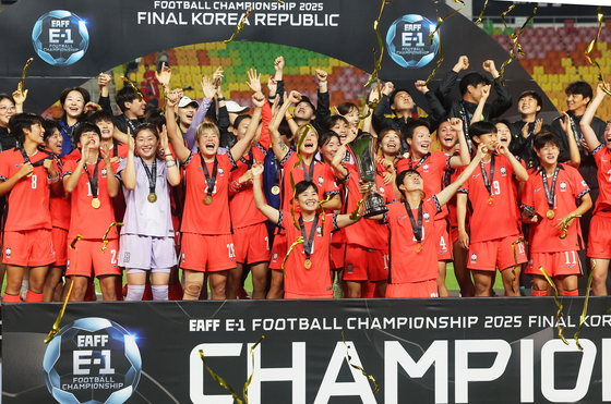 20년 만에 동아시안컵 챔피언에 복귀한 여자 축구대표팀이 우승 세리머니를 펼치고 있다. 연합뉴스