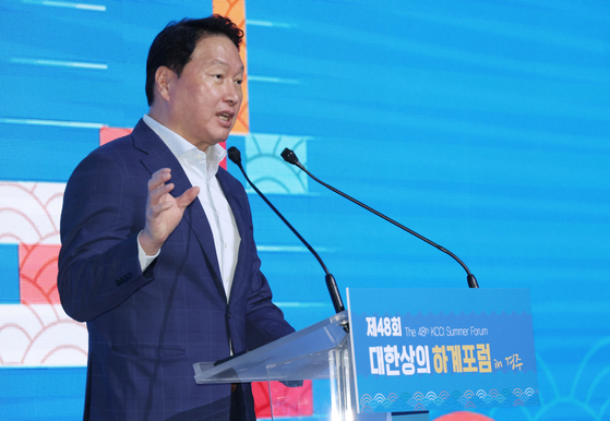 최태원 대한상공회의소 회장이 지난 16일 경북 경주시 라한셀렉트 호텔에서 열린 제48회 대한상의 하계포럼에서 개회사를 하고 있다. 사진 대한상공회의소