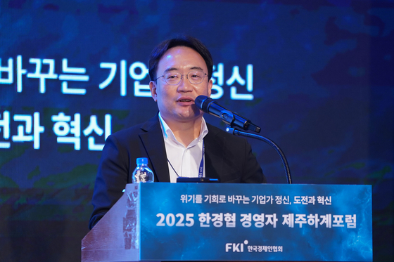 현동진 현대자동차 로보틱스랩장(상무)이 17일 제주 롯데호텔에서 열린 ‘2025 한경협 CEO 제주하계포럼’에서 '사람을 위한 공간과 인터랙티브 기술, 로보틱스'를 주제로 발표하고 있다. 사진 한국경제인협회