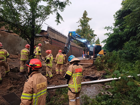 지난 16일 오후 경기 오산시 가장동 가장교차로 고가도로에서 옹벽이 도로로 무너지며 고가도로 아래 도로를 지나가던 차량을 덮치는 사고가 났다. 경기도소방재난본부