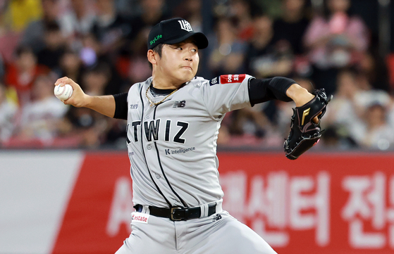 (수원=뉴스1) 김진환 기자 = 21일 오후 경기 수원 KT위즈파크에서 열린 '2025 신한 SOL뱅크 KBO 리그’ KIA 타이거즈와 kt 위즈의 경기, kt 마무리 박영현이 9회초 등판해 힘차게 공을 던지고 있다. 2025.5.21/뉴스1