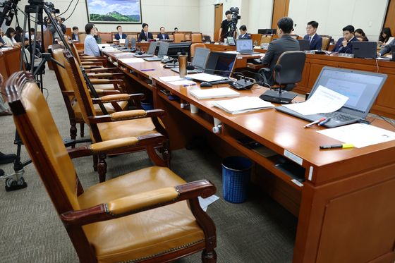 16일 오전 서울 여의도 국회 환경노동위원회 전체회의장에서 열린 김영훈 고용노동부 장관 후보자 인사청문회에서 국민의힘 의원들이 퇴장해 자리가 비어있다.  이날 국민의힘 의원들은 김 후보자가 ″북한은 주적이 아니라고 정동영 통일부 장관 후보자도 말씀하셨다. 거기에 동의한다″고 답한것과 관련해 북한에 대한 인식을 명확히 정리해 소명해야 한다고 주장하며 청문회장을 퇴장했다. 뉴스1