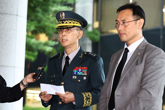 김용대 드론작전사령관(왼쪽)이 무인기 작전과 관련해 피의자 신분으로 조사를 받기 위해 17일 서울고등검찰청에 출석하며 입장을 밝히고 있다. 김종호 기자