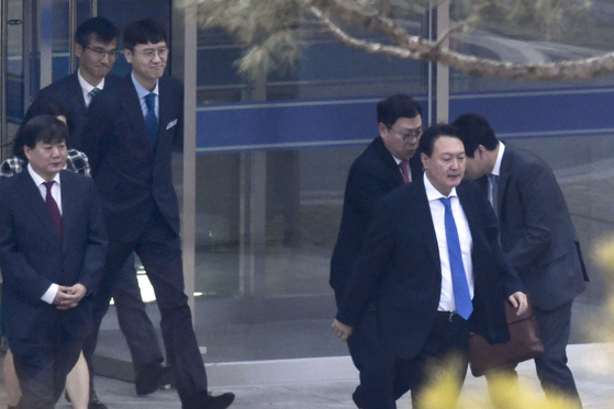 2020년 1월 14일 법무연수원 교수로 재직하던 김웅 전 국민의힘 의원이 당시 윤석열 검찰총장을 뒷짐 지고 배웅하고 있다. 김 전 의원은 이날 사표를 냈다. [한국일보 제공]