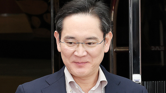 이재용 삼성전자 회장이 9일 일본 출장을 마치고 서울 강서구 서울김포비즈니스항공센터(SCBAC)로 귀국하고 있다. 뉴스1