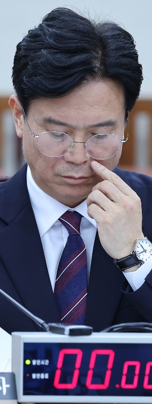 김영훈 고용노동부 장관 후보자가 16일 국회 환경노동위원회 전체회의에서 열린 인사청문회에 참석해 답변 자료를 보고 있다. 임현동 기자