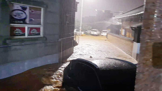  충남 서해안을 중심으로 강한 비가 내린 17일 새벽 충남 서산시 읍내동 도로가 폭우로 잠겨 있다. 연합뉴스