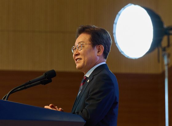 이재명 대통령이 14일 충북 진천 국가공무원인재개발원에서 5급 신임관리자 과정 교육생에게 특강을 하고 있다. 사진 대통령실