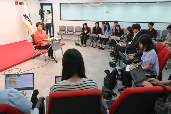 윤희숙 국민의힘 혁신위원장(왼쪽)이 16일 서울 여의도 중앙당사에서 기자간담회를 하고 있다. 윤 혁신위원장은 “과거와의 단절에 저항하고 당을 탄핵의 바다에 밀어넣은 나경원·윤상현·장동혁 의원과 송언석 원내대표는 스스로 거취를 밝히라”면서 1차 인적 쇄신안을 발표했다. [연합뉴스]